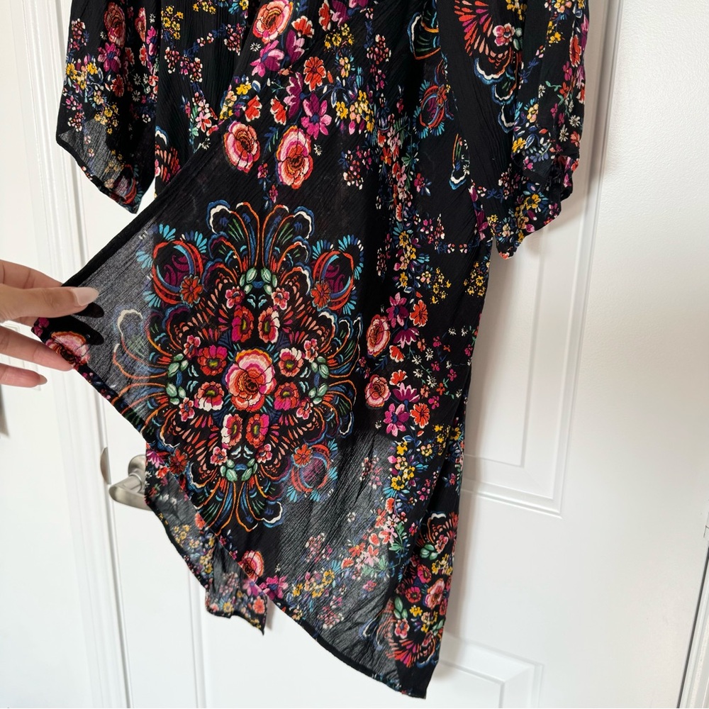 Patrons of peace black floral kimono, fits many sizes - Picture 3 of 7